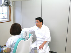 太白区・東中田・菅野歯科医院・歯科医師が患者さんの入れ歯・義歯の悩みを伺う