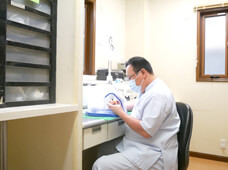 太白区・東中田・菅野歯科医院・歯科技工士が入れ歯を調整する