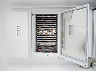 ・
                    菅野歯科医院・抗菌棚にて保管